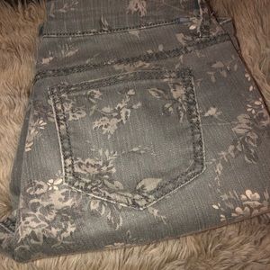ALMOST FAMOUS SIZE 7 WOMENS SKINNY JEANS GRAY FLOWER DESIGN